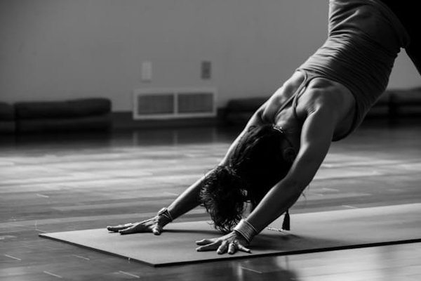 Comment la pratique du yoga peut-elle influencer positivement le travail et l'accouchement ?