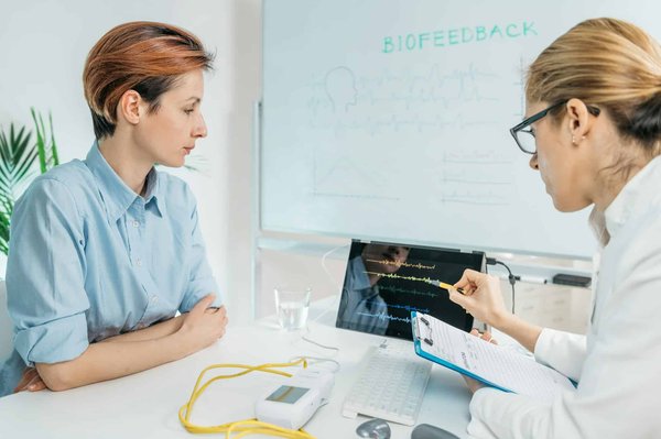Comment les techniques de biofeedback peuvent-elles aider à gérer l'hypertension?
