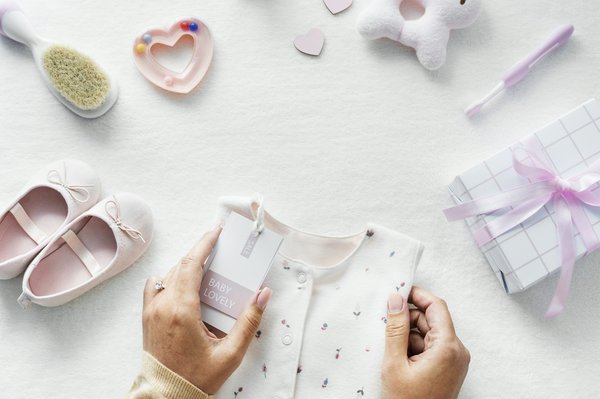 Quel accessoire pour bébé à sa naissance ? découvrez notre guide bio !